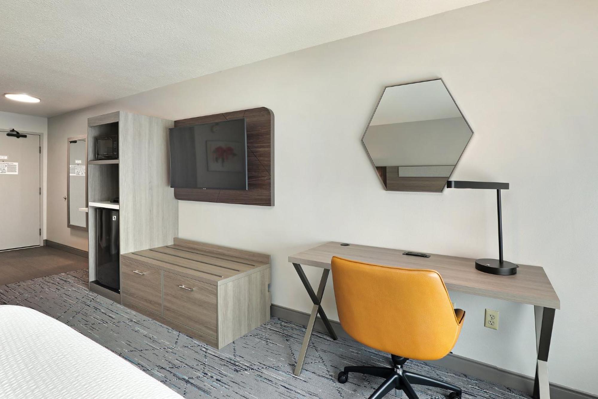 Holiday Inn Express Hotel & Suites Milwaukee-New Berlin By Ihg Esterno foto